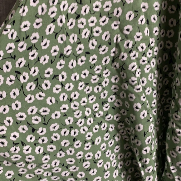 Women’s long green floral dress. I think the fabric is a light cotton - Picture 2 of 2